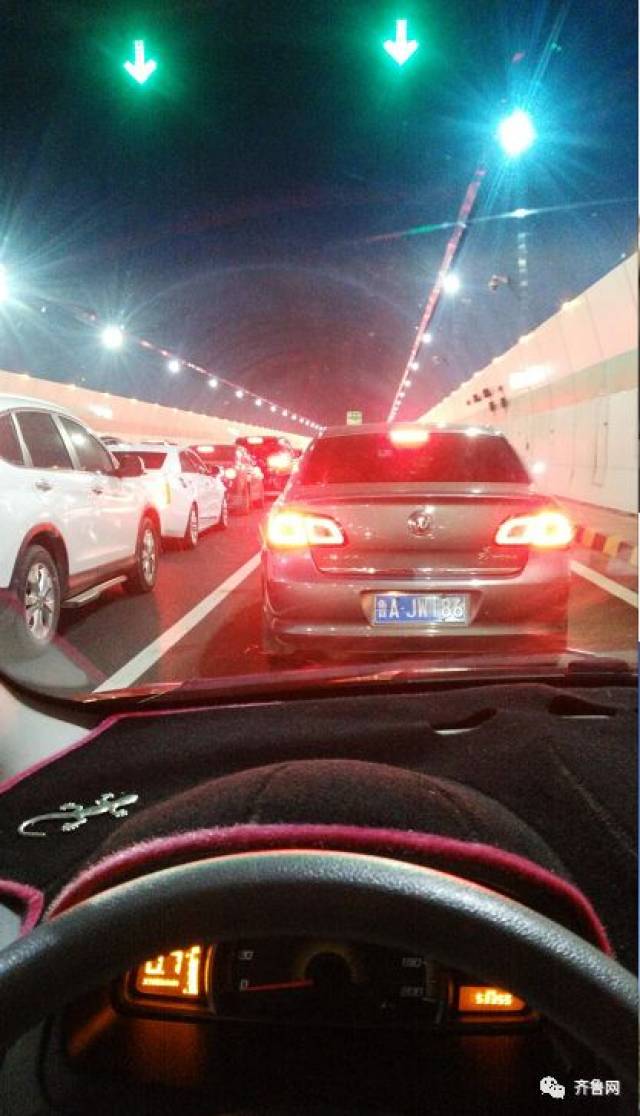 高速堵车!服务区厕所排队!长假第一天,你在哪堆人海里?