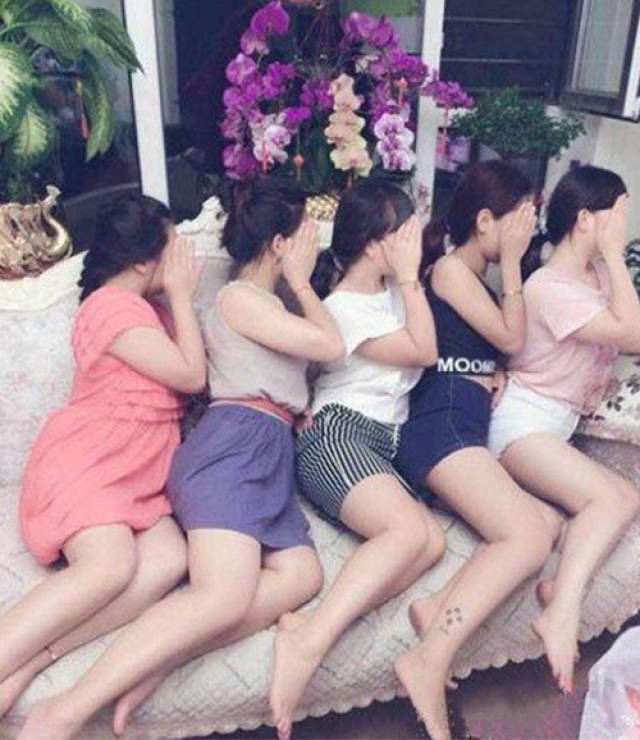 搞笑趣图:自从新来了一位洗车妹子,每天来洗车的人真是越来越多了!