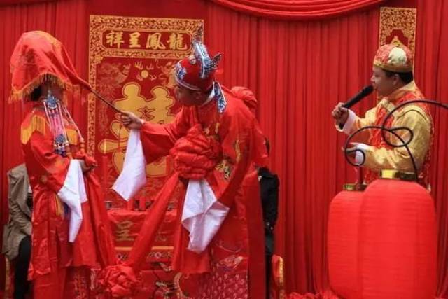 獨具閩南地域特色,充滿濃濃吉祥喜氛圍 除了結婚的新人 裡面還有幾對