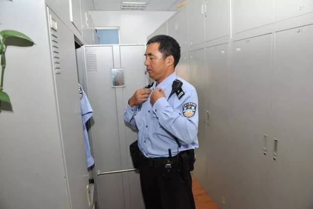 他,就是上海市公安局 虹口分局四川北路派出所 巡逻警长 陈国平 2018