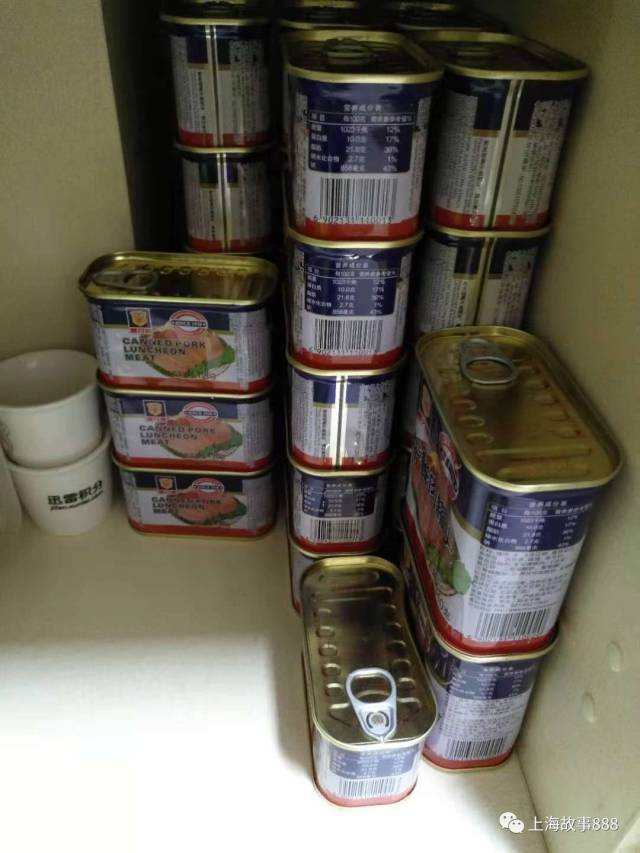 午餐肉罐头黄桃罐头各种网红冰淇淋都是他囤积的目标物,这三种真不