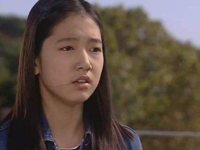 其实朴信惠是童星出身,在韩剧《天国的阶梯》中饰演的就是女主角小