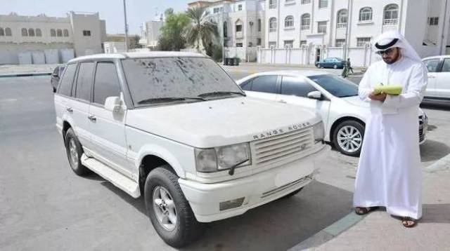 记得勤洗车!否则脏车要被罚500迪拉姆