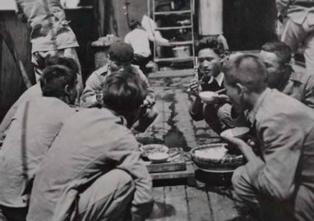 老照片:民国时期人们吃饭旧照,贫穷的让人忍不住想哭!