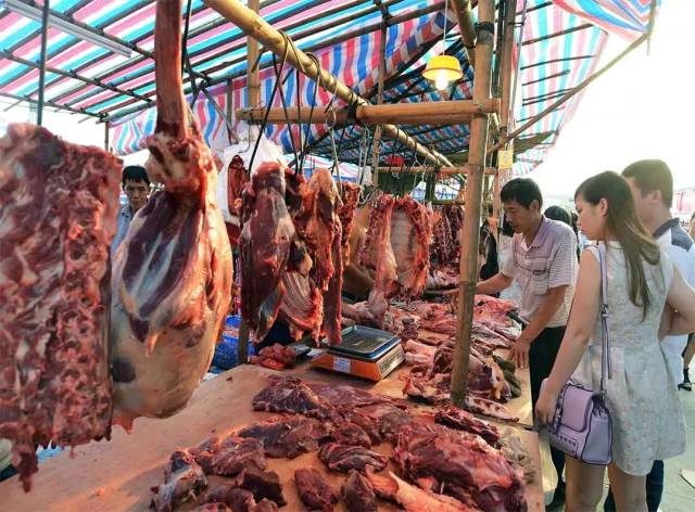 牛肉节设在圩村道两旁,牛肉档主搭建帐篷式档口售肉.