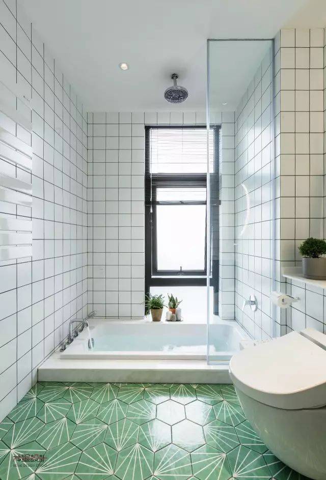 做了地面抬高后 原本落在地面上的浴缸就仿佛凹陷了进去 成了卫生间最