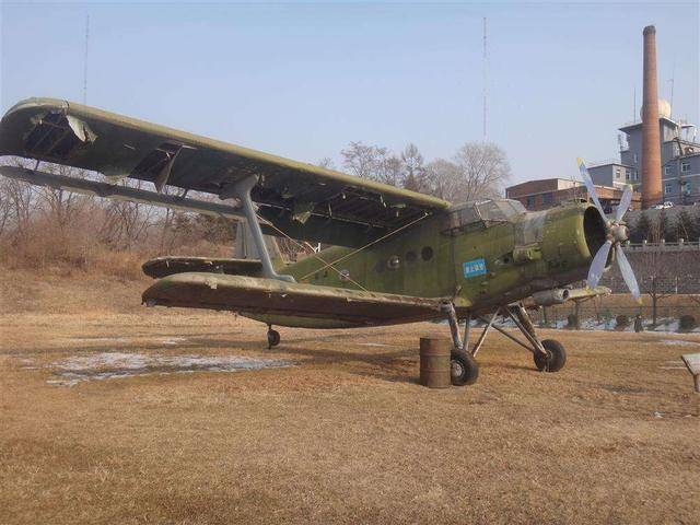 图为安-2运输机