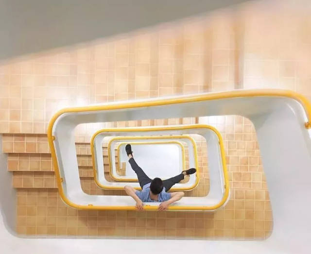 90度倒置的楼梯 灵异教室