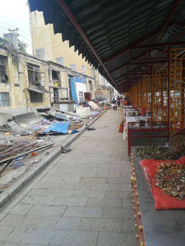 兴义湾塘河河道旁幸福路一侧违法建筑已拆除完5家