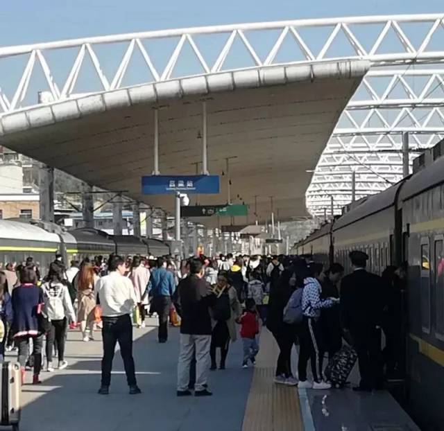 吕梁火车站迎来客运高峰(图)(附近期列车调整运行图)