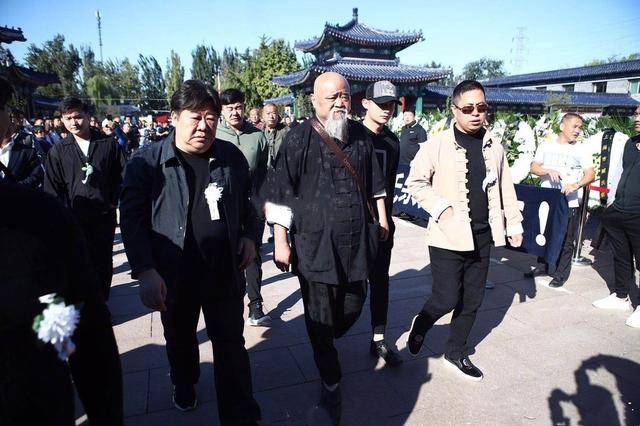 10月2日上午10点,臧天朔的遗体告别仪式在北京东郊殡仪馆举行,崔健