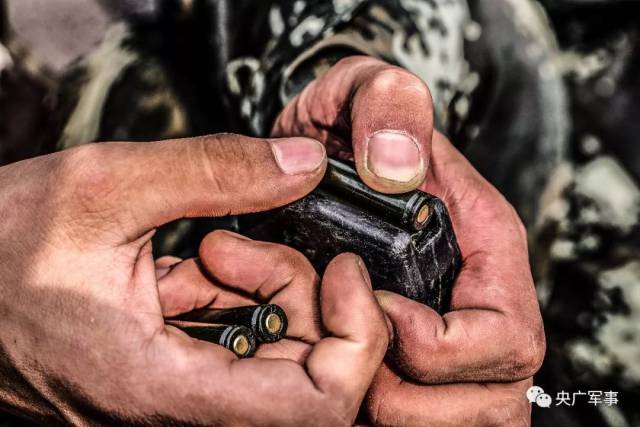 将子弹压进弹匣