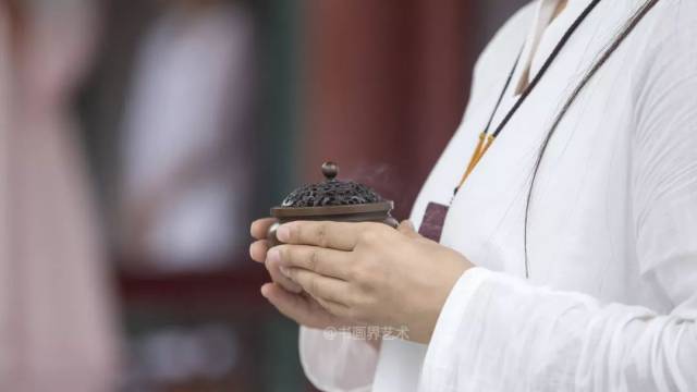 古人焚香是为了享受高雅, 也是宫廷贵族们显示身份的象征.