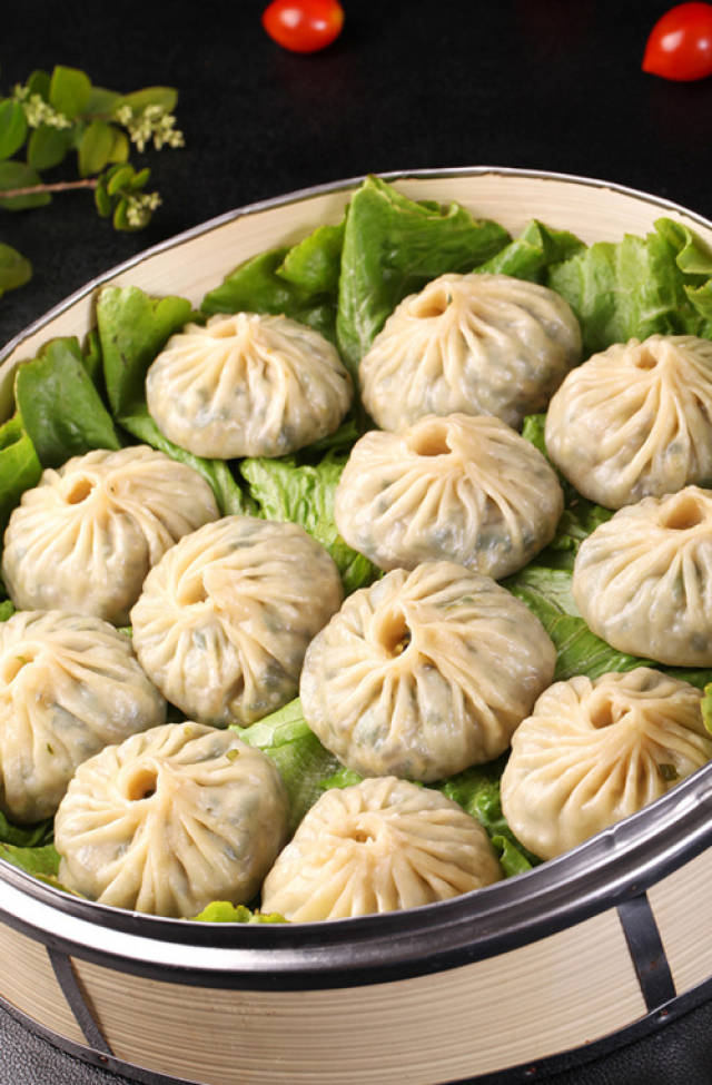 放入蒸笼中开始蒸包子,10分钟即可.