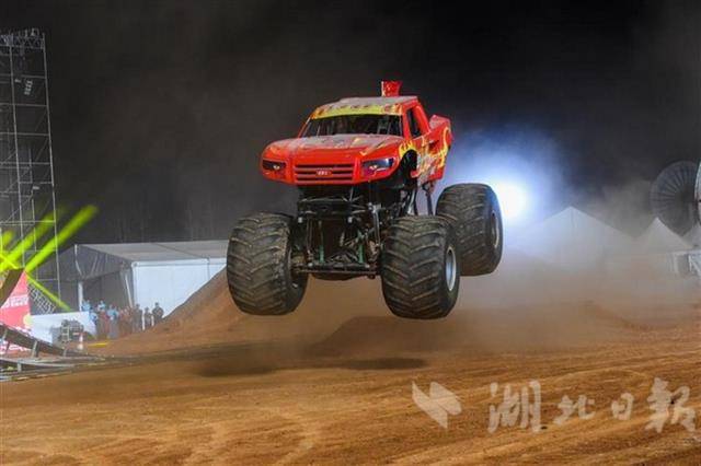 开幕式上参赛选手表演的大脚怪越野车特技.