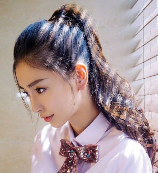 为何杨幂的公主头要比angelababy老十岁?