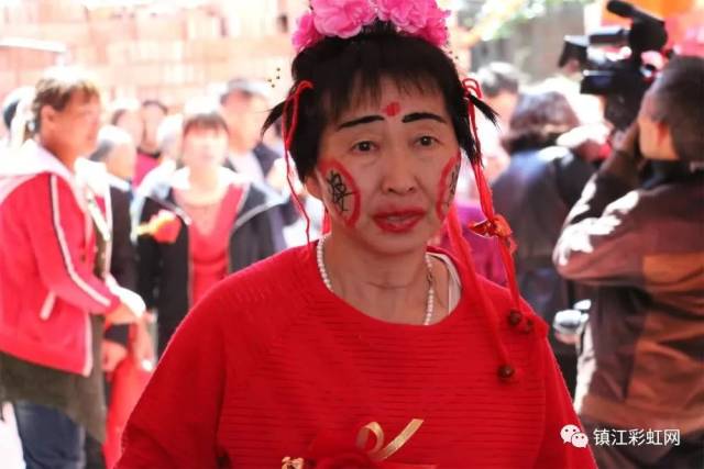 农村结婚迎亲公婆要被村民画大花脸身后还要背两个布娃娃