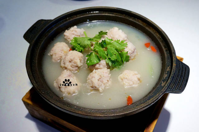 砂锅冬瓜炖丸子,适合即将到来的冬季,手打肉丸,搭配炖透了的软糯的