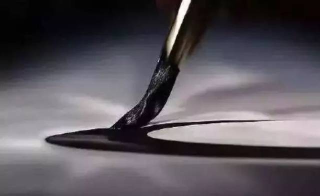 在水里一圈一圈慢慢地磨,磨到一定的稠度(用笔蘸墨欲滴未滴为佳)为止