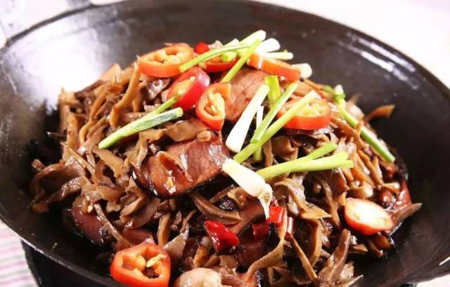 井冈山烟笋烧肉,是江西井冈山地区的传统特色小吃,井冈山烟笋烧肉以