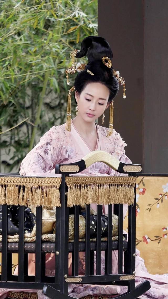 看到张钧甯的这个造型,网友感叹李沁的寒香见都没有她美