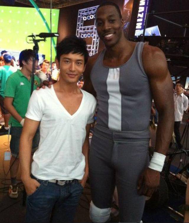 10图看nba巨人与名人的尴尬合影:姚明让众星变娇小,成龙很机智