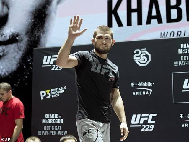 ufc嘴炮和小鹰公开训练,现场嘴炮展示出强大自信:打他太容易了