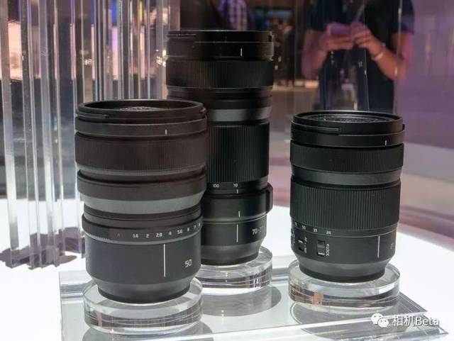 【松下三枚全幅镜头实物图】分别是50mm f/1.4 24-105mm以及70-200mm