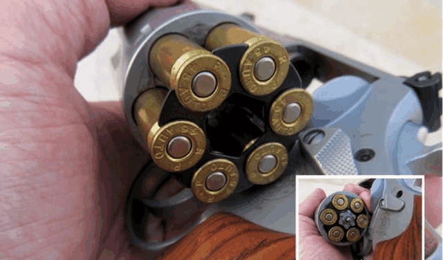 左轮手枪弹巢结构如何, 如何保证装弹时, 子弹不会从另一头滑出?