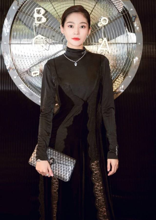 王媛可穿一条裙子,这是一条黑色的修身连衣裙,裙子上面拼接了黑色的