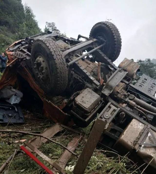 悲剧!镇雄一渣土车滚下百米山坡,驾驶员当场死亡!家中留下两个孩子.
