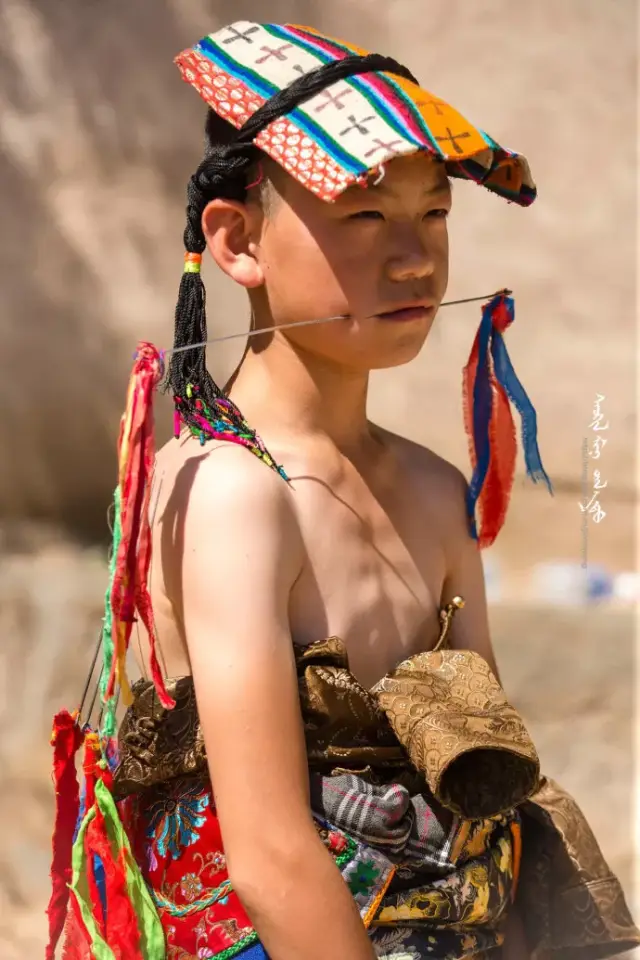 这个小男孩的服饰是最标准的