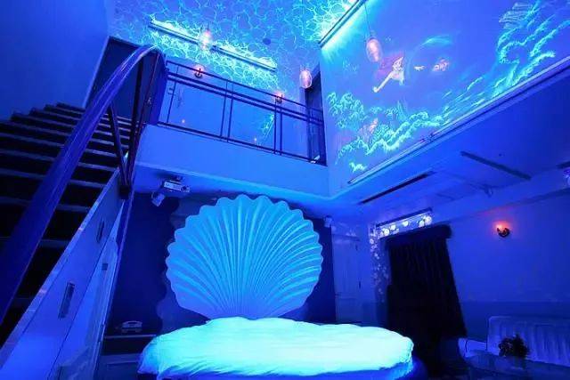 贝壳床,蓝灯光 任谁躺在这儿都会觉得 自己是海的女儿