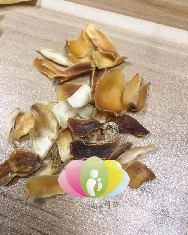 无硫百合干的颜色是比较自然的,颜色不亮,表皮上还有黑斑