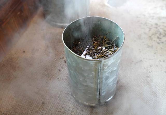 称重好的茶叶要蒸压变软以便成型,把晒干的茶叶用蒸汽蒸湿,适量冲入