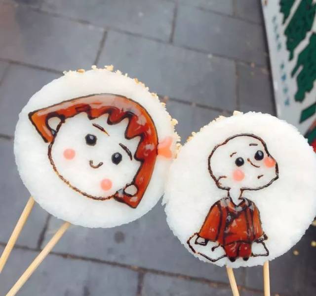 镜糕是回民街上的特色小吃之一,与甑糕不同,把糯米粉装在木制的小蒸笼