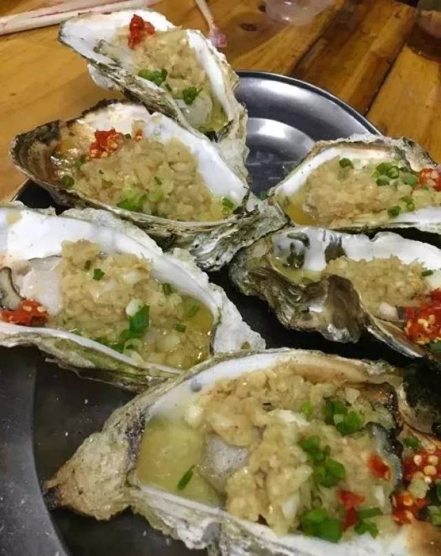 这里最出名的当然是碳烤生蚝 生蚝都好大只,一口下去超级爽啊