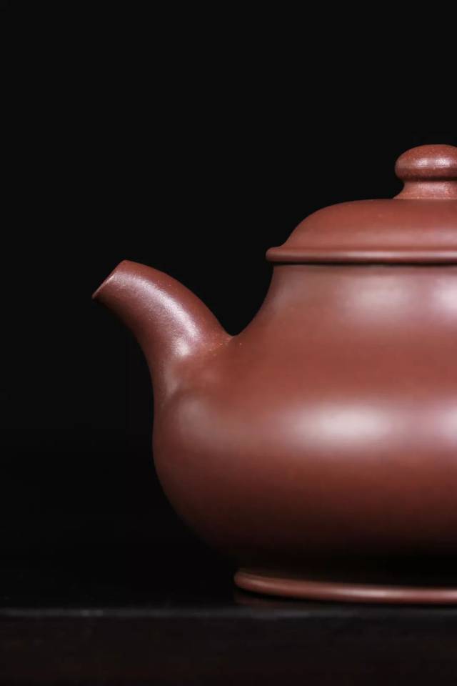 宣平 1982年出生江苏宜兴丁蜀镇,从小受紫砂艺术的