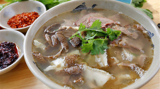 浇上牛肉汤,撒上芹菜或者是芫须,舂好的辣椒面辣椒面是用本地红辣椒在