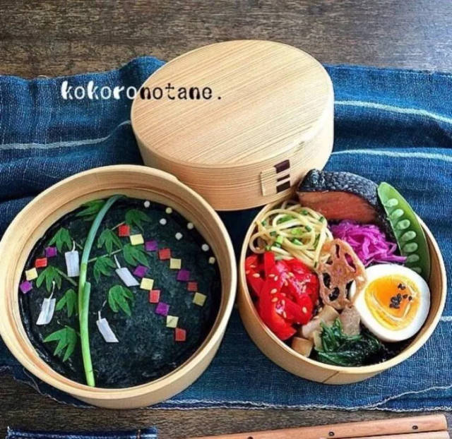 她还会将各种插画的图案再现到便当上.