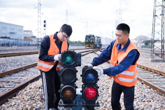 国庆假期 信号工坚守岗位护航铁路安全