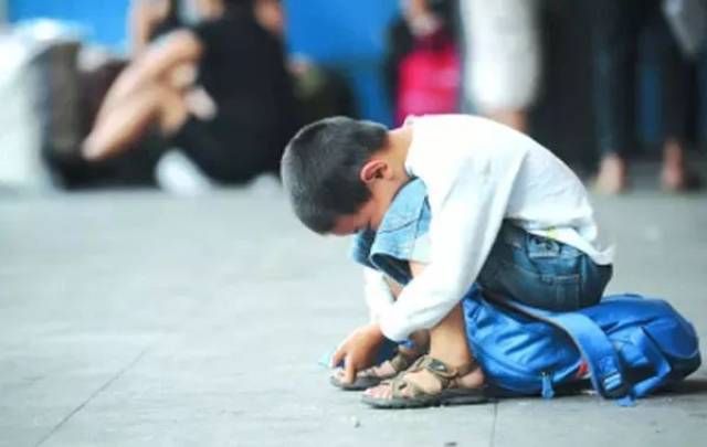 四岁男童被遗弃,小手攥着离婚协议:你失去一段婚姻,却让孩子失去整个