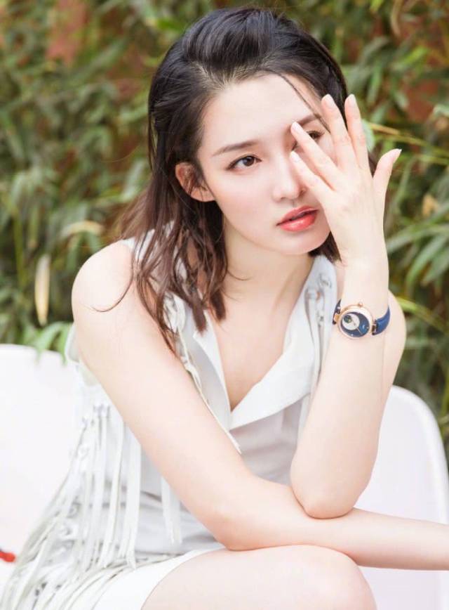 李沁穿带流苏连衣裙,跟一个行走的拖把似的,却美得不可方物