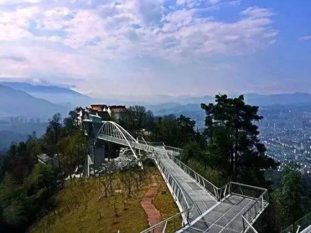 苏仙岭观景台位于郴州市苏仙岭顶峰,沐浴着灿烂阳光,苏仙岭观景镣望