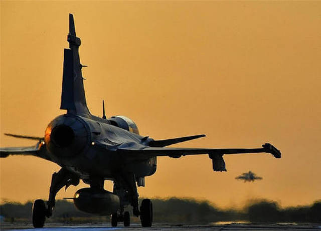 值得正视美洲狮战机夜训全程曝光直接在公路起降