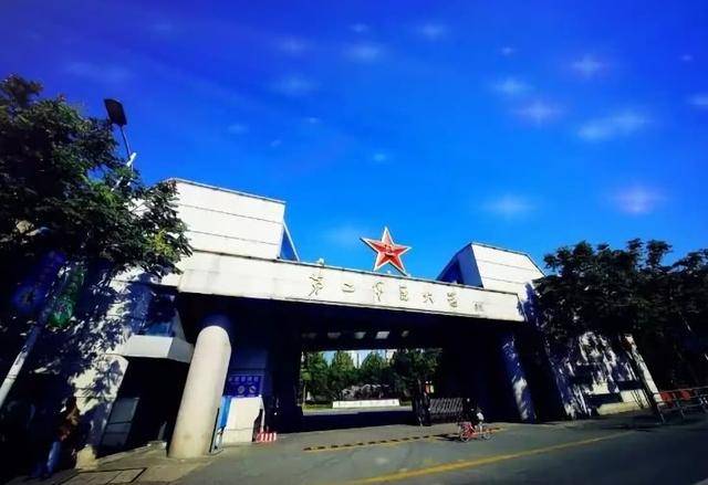 海軍軍醫大學,也就是第二軍醫大學,位於 上海,是軍隊三所211大學之一.