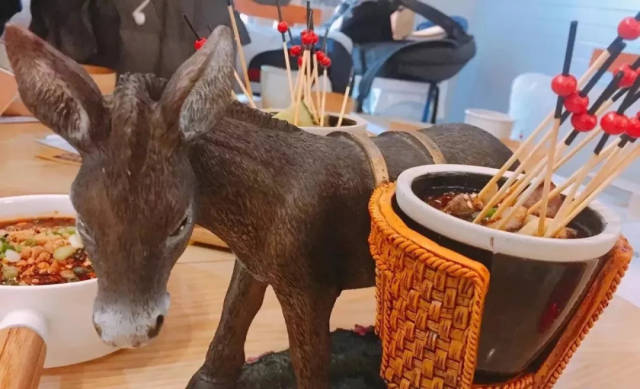 里边分别放了 荤素的两种串串,一边是红油辣椒一边是青椒麻爽,串串被