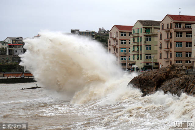台风"康妮"逼近东海 温岭海边惊涛拍岸