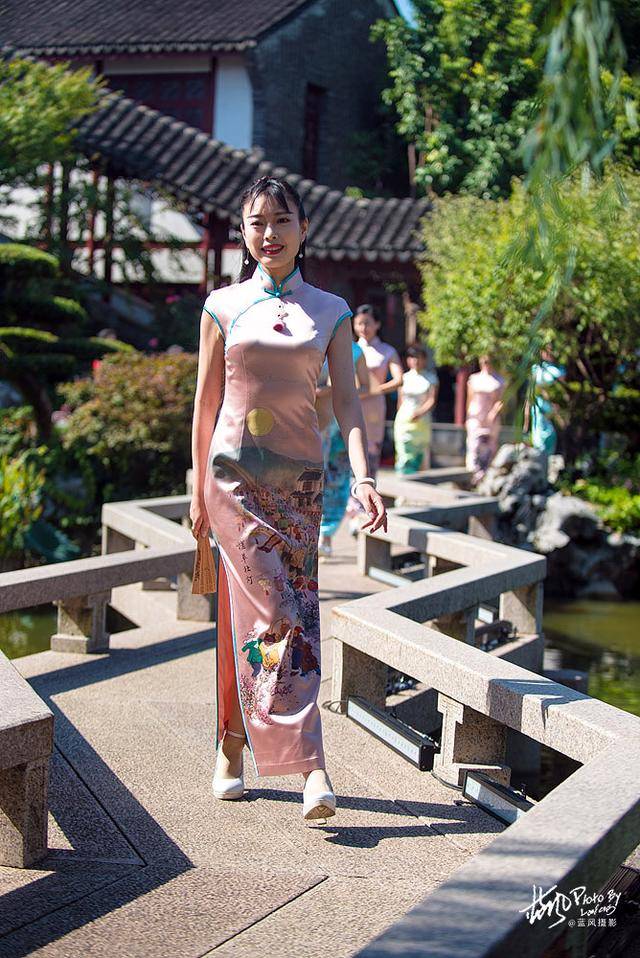 上海,以旗袍做画布,众佳丽为游客呈现华丽盛宴