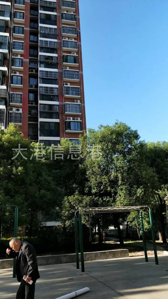 镇江新区紫竹苑一老人被天上掉下来的东西砸中,脖子出血.
